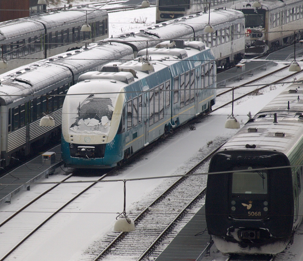 Winterbild 2: Mit Puderzucker überzogen stehen einige verschiedene Triebwagen u.a MF/MFB 50/5268 und Lint II AR 2048 A/B in der Abstellung des Aarhuser Gbf. 18.12.2010