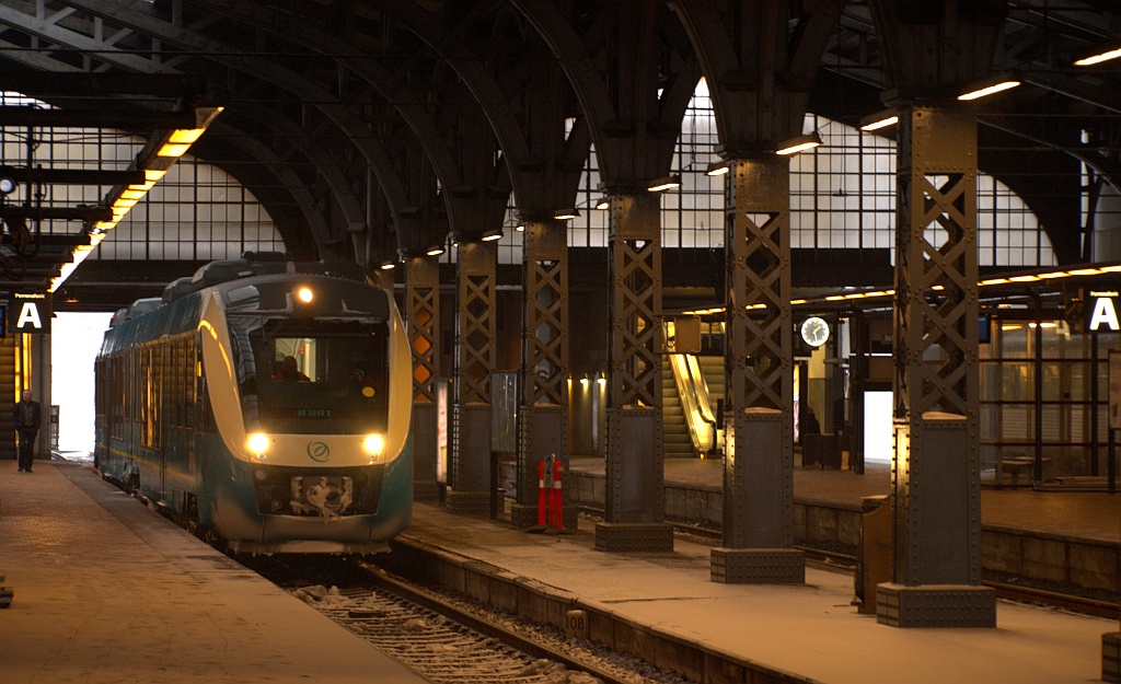 Winterbild 4: Im leicht verschneiten Aarhuser Hbf hat Arrivas Lint II AR 2043 A/B seine Fahrgäste abgegeben und wird jetzt in Richtung Abstellung fahren. 18.12.2010