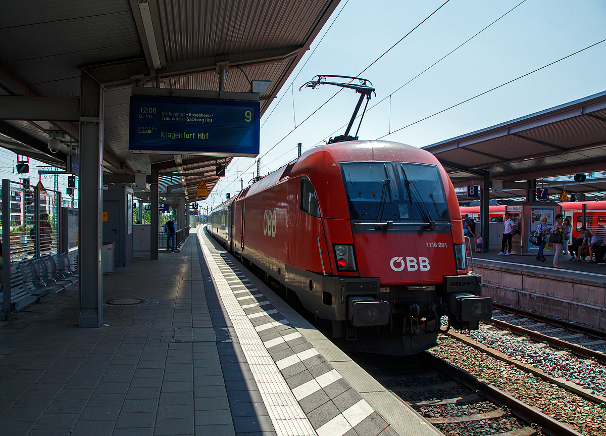 Wir haben unser Zwischenziel erreicht und sind ausgestiegen...
Der EC 113 „Blauer Enzian“ (Frankfurt am Main Hbf - Klagenfurt Hbf) verlässt am 04.06.2019 den Bahnhof München-Pasing und fährt weiter in Richtung München Hbf. Hier am Zugschluss der ÖBB Taurus 2 - 1116 091 (A-ÖBB 91 81 1116 091-0). Der EC 113 wird im Sandwich gefahren, so wurde er von einem weiteren Taurus geführt.

Die ÖBB 1116 091, ex ÖBB 1116 091-8 eine elektrische Universallokomotive vom Typ Siemens ES64U2  wurde 2002 von Siemens unter der Fabriknummer 20520 gebaut und an die ÖBB geliefert. Sie hat die Zulassungen für Österreich und Deutschland.
