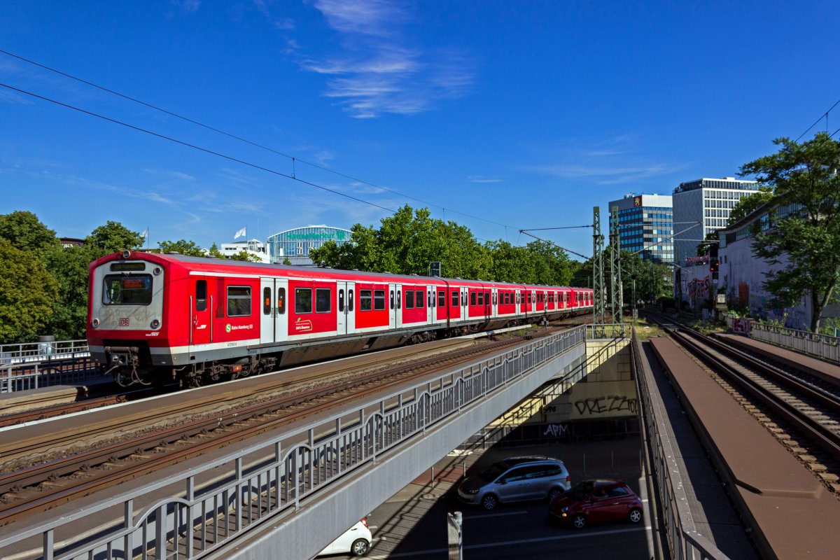 Wirklich schn sind sie ja nicht, die aus den 1970er-Jahren stammenden S-Bahn-Triebwagen der Baureihe 472. Die Zge mit ihrem eigenwilligen Design waren 2020 nur noch als Verstrker im Berufsverkehr auf der Linie S 11 unterwegs, mittlerweile ist der Einsatz vollstndig beendet. 472 033 und 062 beschleunigen am 05.08.20 nach einem Zwischenstopp in Hamburg-Dammtor, um ihre Fahrgste in Richtung Poppenbttel zu bringen.