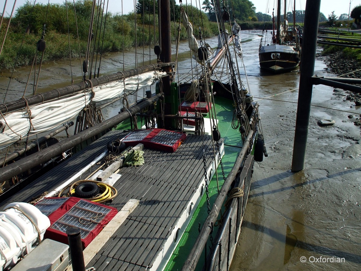 Wischhafen - Museumshafen. Alte Frachtsegler sind bei Ebbe trockengefallen.