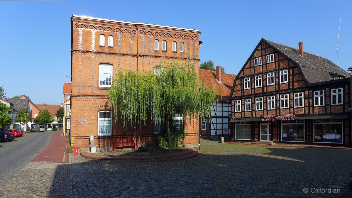 Wittingen, Gänsemarkt. An diesem Platz steht eine Skulptur des Gänseliesels.