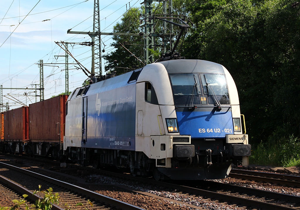 WLB 182 521-5/ES 64 U2-021 mit Containerzug aufgenommen in HH-Harburg. 21.06.2012