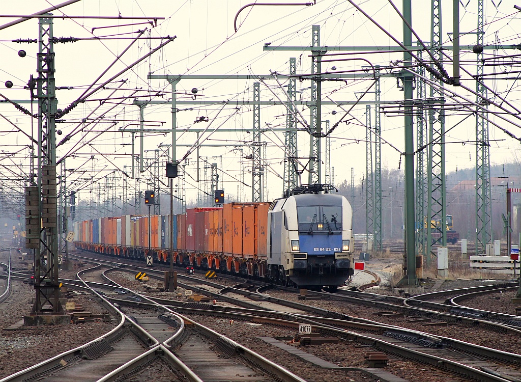 WLB ES 64 U2-021/182 521 rollt hier mit einem Containerzug durch Hamburg-Harburg. 02.03.2013(üaV)