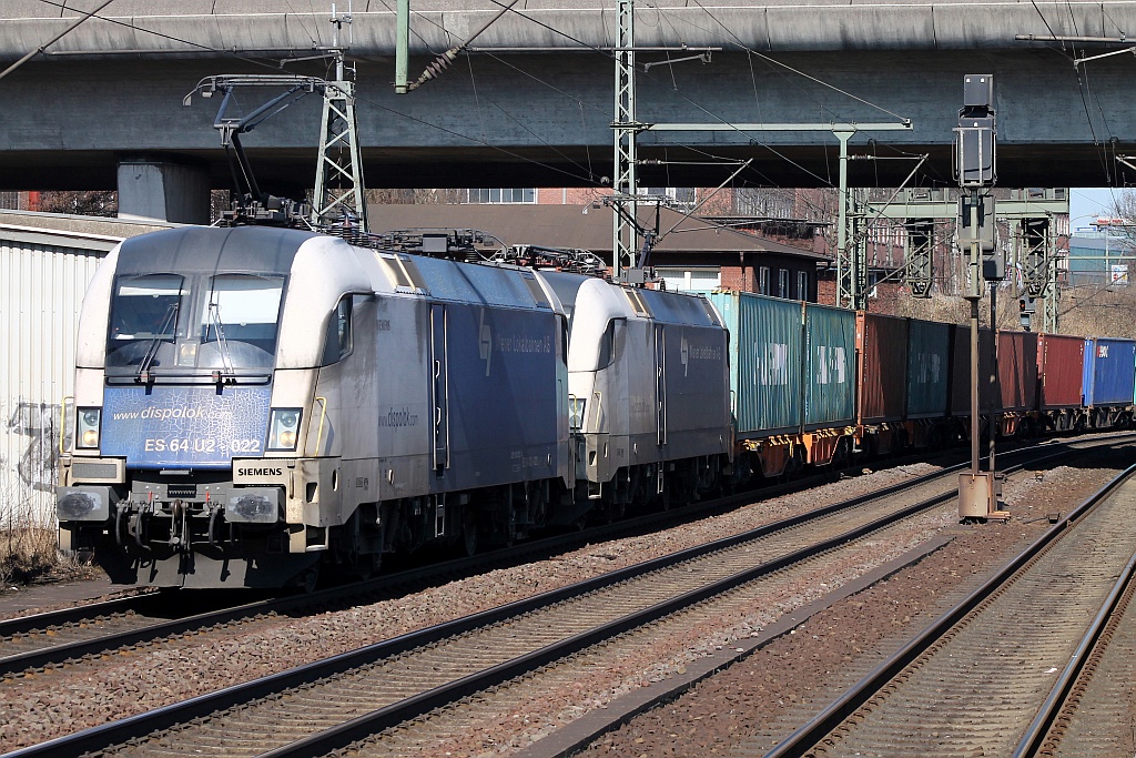 WLB ES 64 U2-022/182 522-3(REV/Lz/30.06.09)und ES 64 U2-019/182 519-9(REV/Lz/06.06.08) fahren hier mit einem langen Containerzug durch HH-Harburg. 03.04.2013