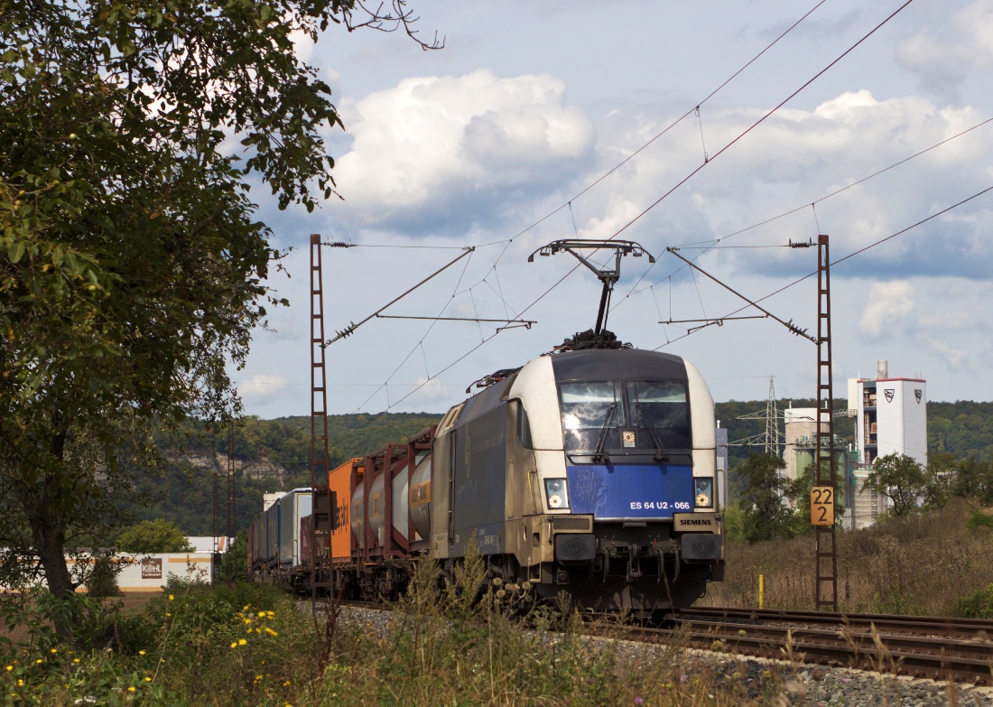 WLB ES 64 U2-066 mit Containerzug in Richtung Süden am 22.08.14 in Karlstadt (Main)