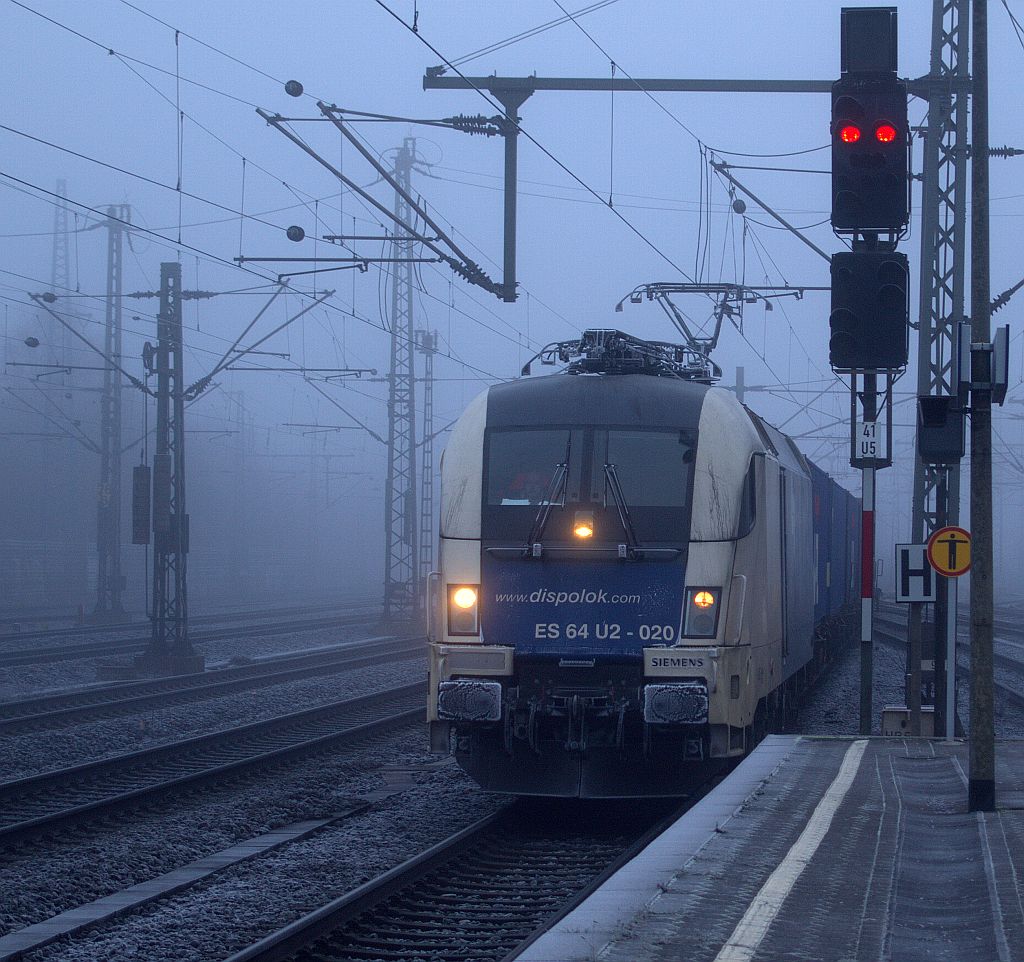 WLC 182 520-7/ES64U2-020 rollt hier leicht angefroren durch den Bhf von HH-Harburg. 29.12.2009