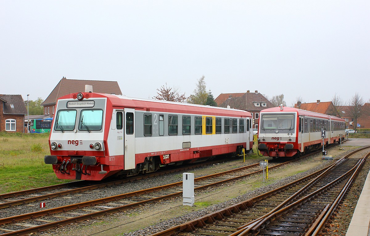 Wochenende bei der neg...links der Jenbacher T4 0627 103-4(REV/neg/24.10.11) und rechts der momentan nicht eingesetzte VT 505/506(0629 505-8 und 506-7, REV/FK X/02.07.09, Verl/neg/02.07.16)der wohl im Moment nicht im Einsatz ist da viele der Deckenverkleidungen im Zug zu sehen waren die nicht montiert waren. Niebüll/neg Bhf 01.11.2015