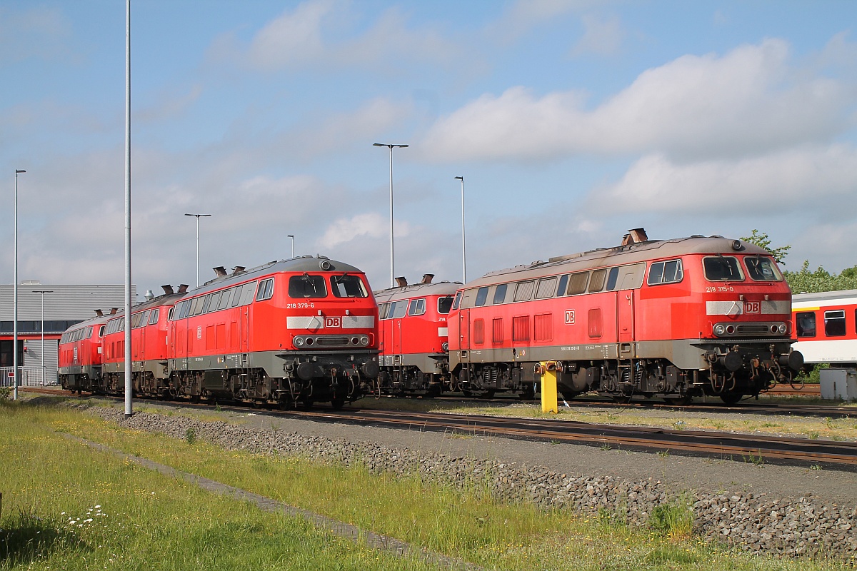 Wochenendruhe für die Kultdiesel u.a stehen 1218 315 und 379 sowie eine Gastlok im Bw...Niebüll 28.05.2017