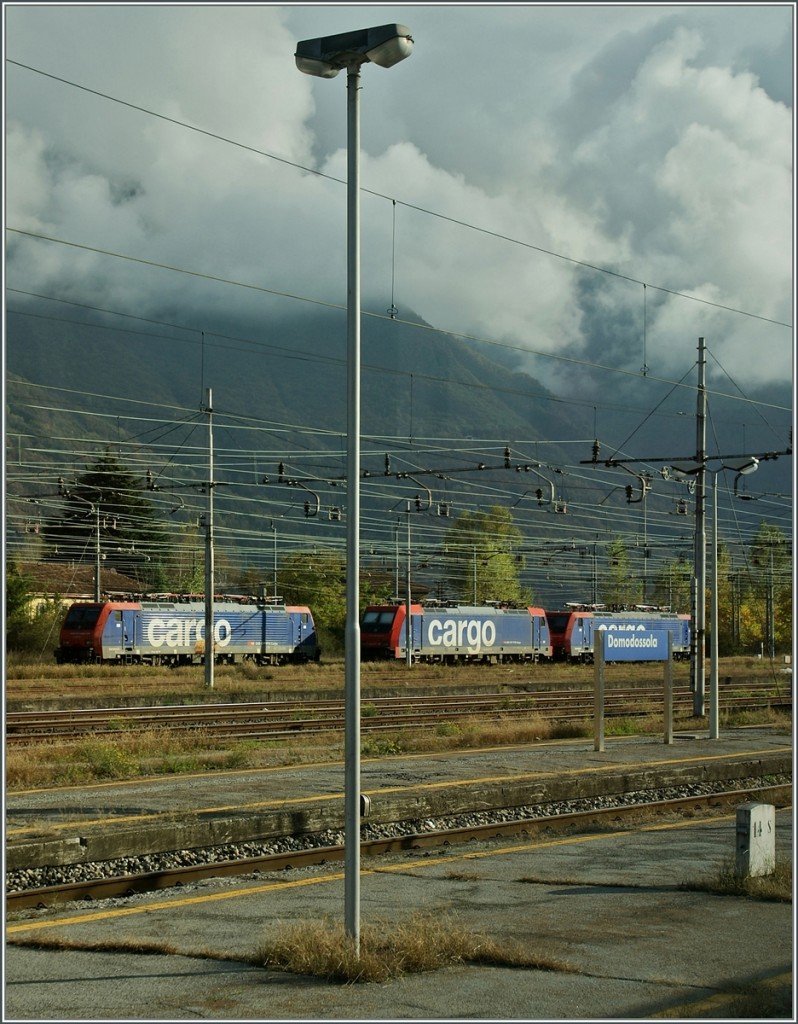 Wochenendruhe von SBB Cargo Re 474 und 484 in Domodossola.
(Das Bild entstand aus dem Zug).
31.10.2013