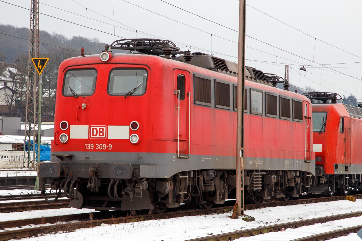 
Wohl eine der letzten im DB-Bestand....
Die 139 309-9 (91 80 6139 309-9 D-DB), ex DB E 40 1309, der DB Schenker Rail Deutschland AG ist am 24.01.2016 im Kreuztaler Abstellbereich abgestellt. 

Die E 40.13 wurde 1964 bei Krauss-Maffei in München unter der Fabriknummer 18838 gebaut, der elektrische Teil ist von BBC (andere Quellen behaupten SSW, ich konnte aber BBC lesen). Bei den Revisionsdaten konnte ich lesen „Verl. NNR9 01.07.2016“, ob sie danach noch fährt das wünsche ich ihr.

Die Baureihe 139 sind vom Grunde her Lok der Baureihe 140 nur mit dem feinen aber wesentlichen Unterschied das sie eine elektrische Widerstandsbremse hat. Mit Ausnahme der anderen Getriebeübersetzung  sind sie fast identisch mit der E 10.1. Ab 1959 wurden 31 Lokomotiven speziell für den Einsatz auf den Steilstrecken Erkrath – Hochdahl, Altenhundem – Welschen-Ennest – (teilweise bis Kreuztal) und der Höllentalbahn beschafft. 

TECHNISCHE DATEN:
Spurweite: 1.435 mm
Achsanordnung: Bo´Bo´
Länge über Puffer: 16.490 mm
Drehzapfenabstand: 7.900 mm
Achsstand in den Drehgestellen: 3.400 mm
Gesamtachsstand: 11.300 mm
Dienstgewicht: 84,6t
Achslast: 21,2t
Zulässige Höchstgeschwindigkeit: 110 Km/h (anfangs 100 km/h)
Stromsystem: Einphasen-Wechselstrom 15 000 V, 16 2/3 Hz
Dauerleistung (bei V): 3.620 kW (90 km/h)
Nennleistung (bei V): 3.700 kW / 5.032 PS (87,6 km/h) 
Anfahrzugkraft: 275 kN (314 zulässig)
Dauerzugkraft: 138 kN
Treibrad-Ø: 1.250 mm 
Nennleistung Trafo: 4.040 kVA
Antrieb: Gummiringfeder
Steuerung: Stufenschaltwerk
Anzahl Fahrstufen: 28
Anzahl Fahrmotoren: 4
Dauerleistung der elektrischen Bremse: 3600 kW
Kraft der elektrischen Bremse Kraft: 138 kN