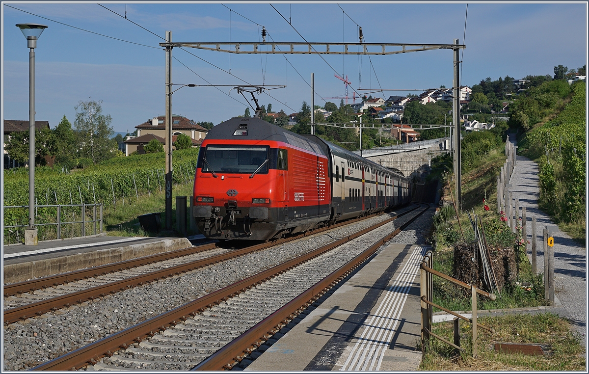 Wohl noch bis zum Fahrplanwechsel bleiben die Re 460 mit IC 2000 in den IC1 Umläufen, auch wenn sie nun zunehmend von den RABe 502  Twindexx  verdrängt werden. 

Bei Bossiere, den 14. Juli 2020