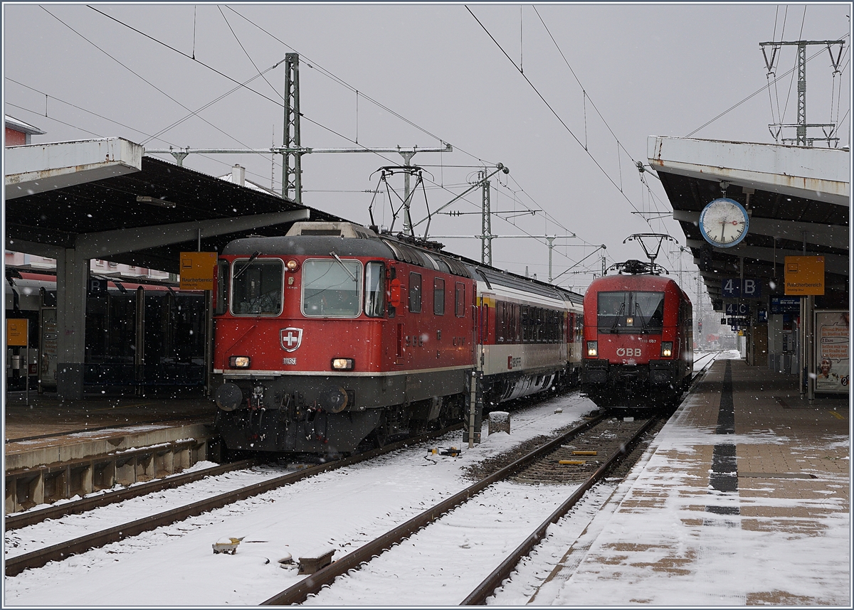 Wohl noch gut ein Jahr kann in Singen der  klassische  Lokwechsel eines Grenzüberschreitenden Reisezuges beobachtet werden. In Singen hat die SBB SBB Re 4/4 II 11139 einen IC von Stuttgart übernommen und wartet nun auf die Abfahrt nach Zürich, daneben steht die ÖBB 1116 087 die den Zug aus Stuttgart nach Singen brachte.

9. Dezember 2017


