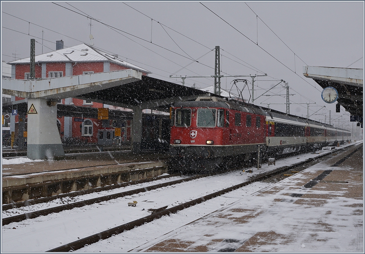 Wohl noch gut ein Jahr kann in Singen der  klassische  Lokwechsel eines Grenzüberschreitenden Reisezuges beobachtet werden. In Singen hat die SBB SBB Re 4/4 II 11139 einen IC von Stuttgart übernommen und wartet nun auf die Abfahrt nach Zürich.

9. Dezember 2017 
