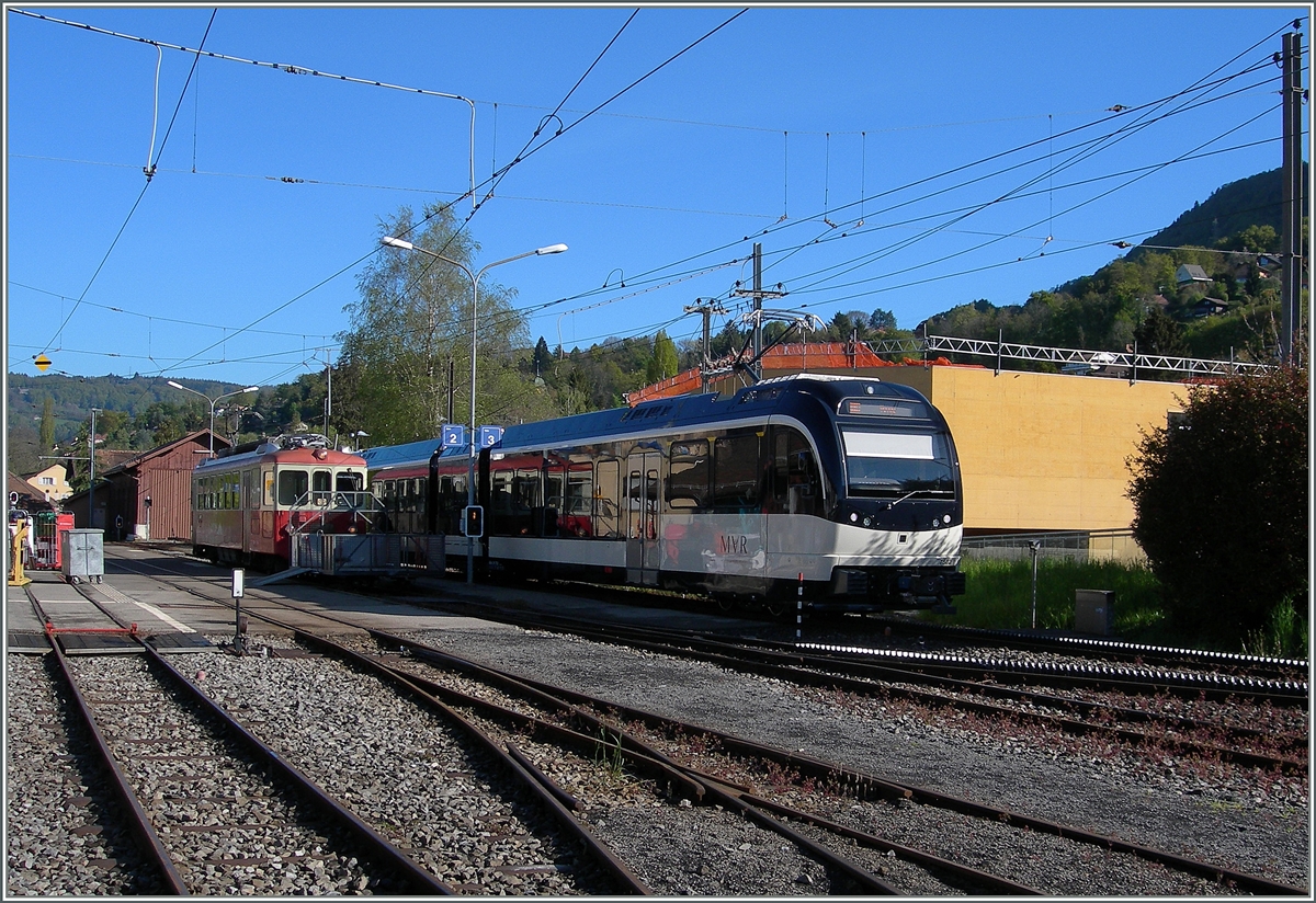 Wohl nur für kurze Zeit können die neuen SURF ABeh 2/6 und die alten BDeh 2/4 gemeinsam im Betrieb erlebt werden: Währnd der SURF ABeh 2/6 7502  Blonay  nach Vevey fahren wird wartet der BDeh 2/4 74 auf die Abfahrt Richtung Les Pléiades. 4. Mai 2016