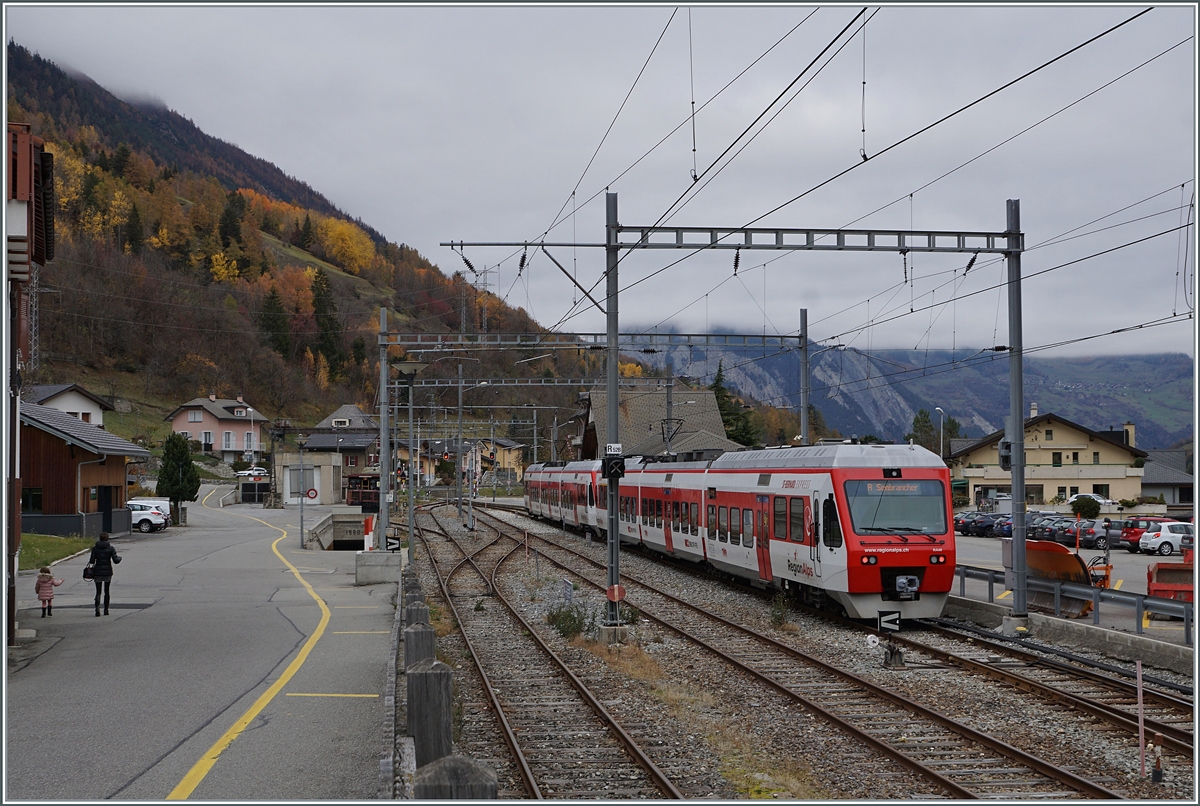 Wohl zu Schulugszwecken befinden sich gleich zwei TMR Region Alpes RABe 525 imk Bahnhof vn Orsières. 

5. Nov. 2020