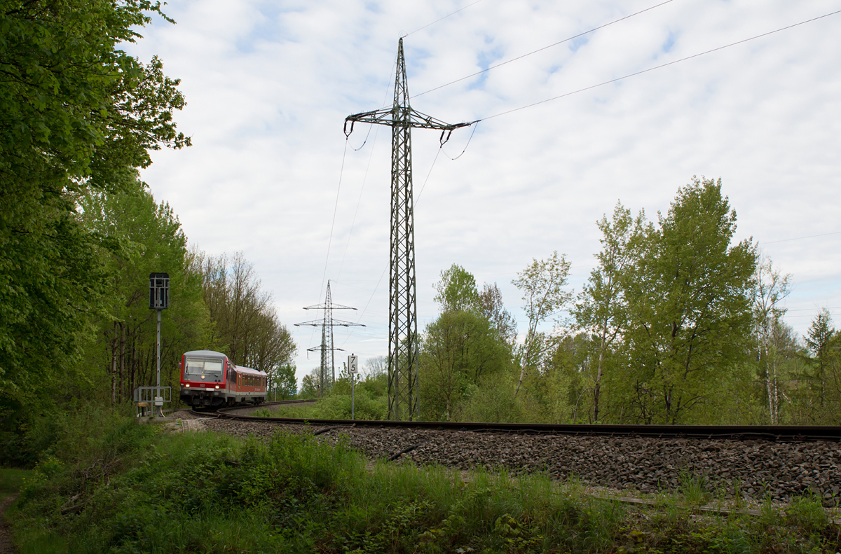 Wolkenverhangen war der Himmel über Ebersberg am Morgen des 13.05.17. Das änderte trotzdem nicht die Tatsache, daß 628 568-8 die Kreisstadt pünktlich nach Wasserburg (Inn) verließ.