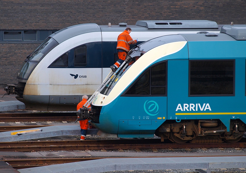 Wozu eine Scharffenberg immer gut ist....Wartungarbeiten an einem Lint 41 II von Arriva. Aarhus 06.02.2011