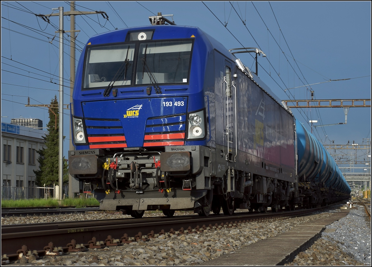 WRS-Vectron 193 493 in Pratteln. April 2019. Sinnvoll ist hier sicher die Erwähnung des Fotostandorts Güterstrasse im Strassenbereich.