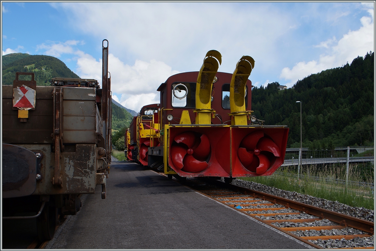 Wurde, bzw. wird diesen Winter wohl noch ein letzes mal gebraucht: die Schneeschleudern auf der Gotthardbahn, hier im Sommerschlaf in Airolo.
23. Juni 2015