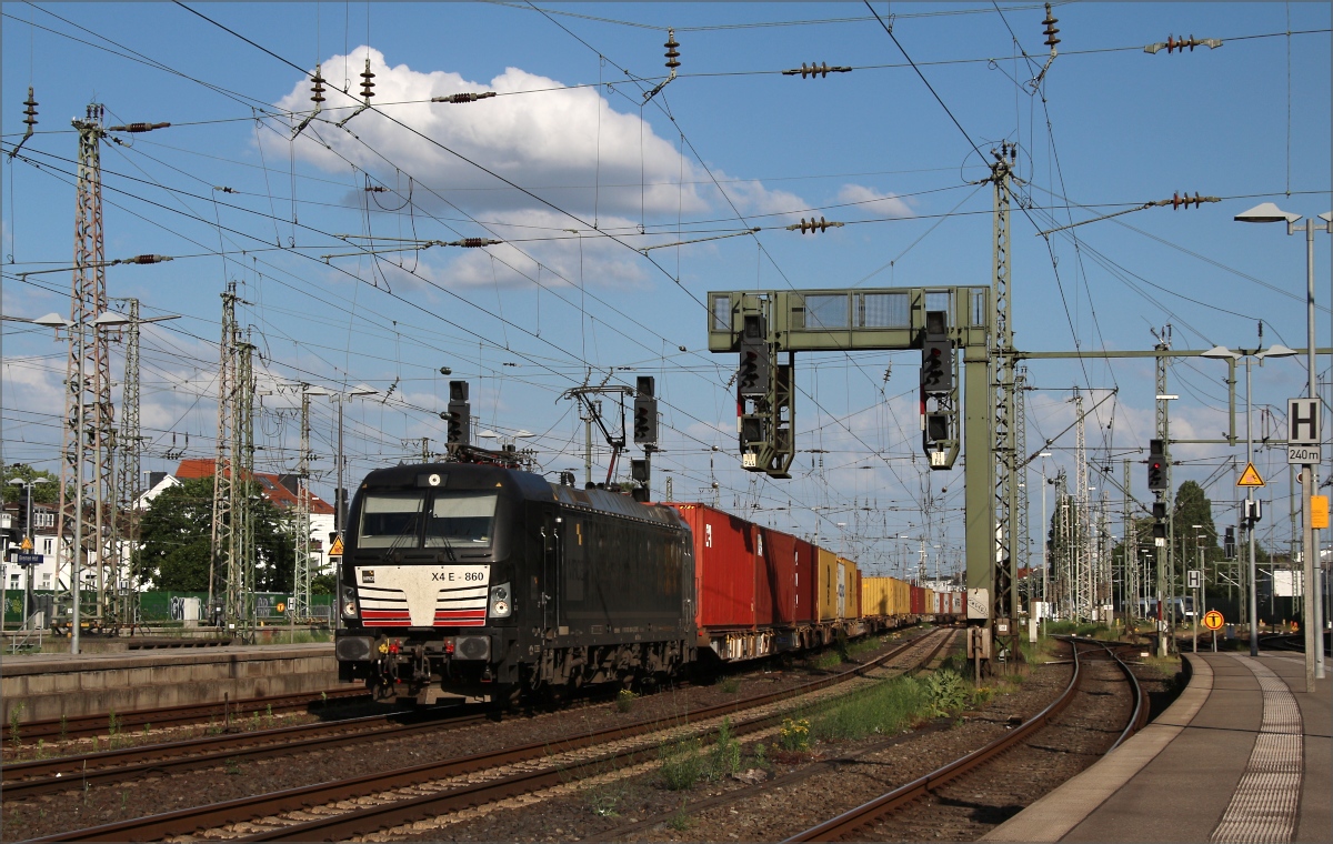 X 4 E-860 mit Containerzug am 11.06.22 in Bremen Hbf