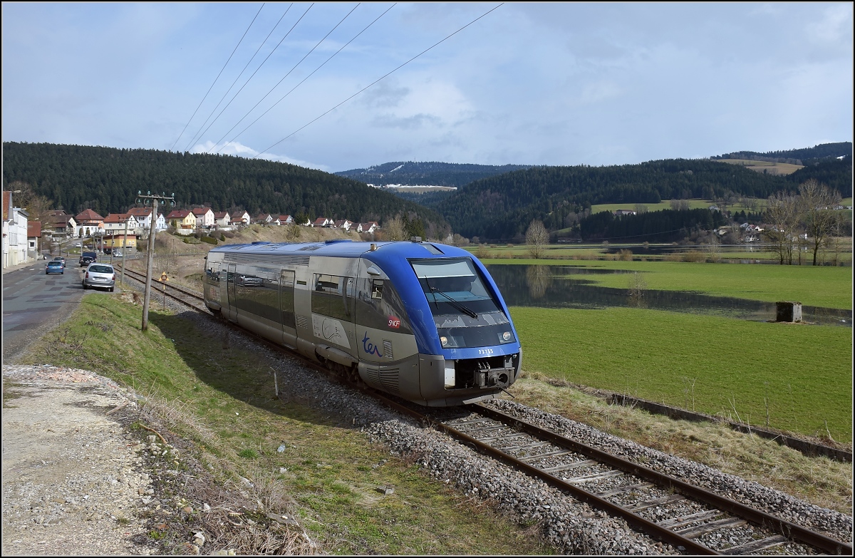 X 73755 bei der Einfahrt nach Morteau. Hinter dem  Zug  der über die Ufer getretene Doubs. April 2018.