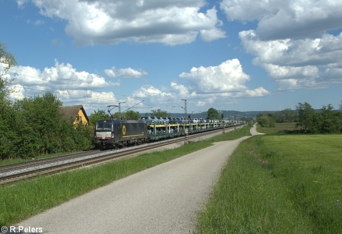 X4E 610 alias 193 610 mit einem Autotransportzug bei Pölling. 14.05.24