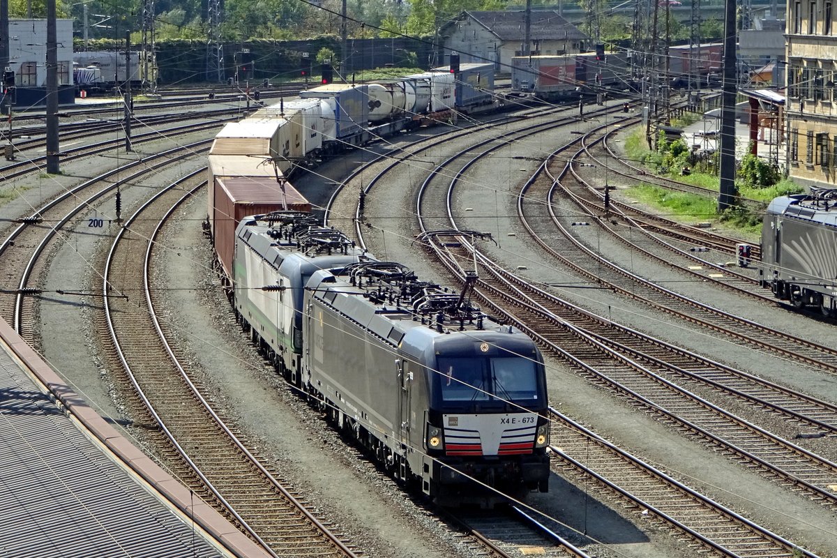 X4E-673 schleppt ein KLV durch Kufstein am 18 September 2019.