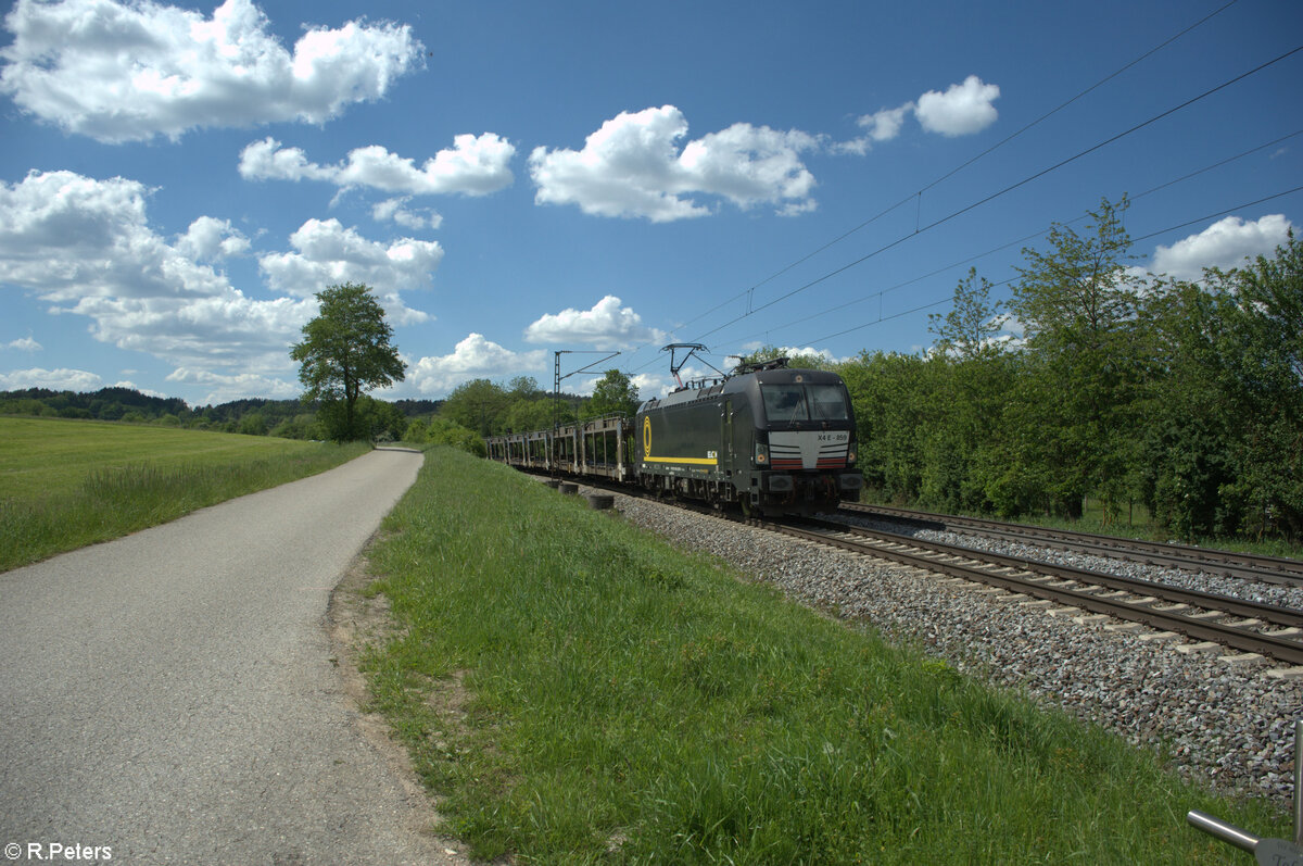 X4E 859 zieht mit einem leeren Autotransportzug bei Pölling gen Süden. 14.05.24