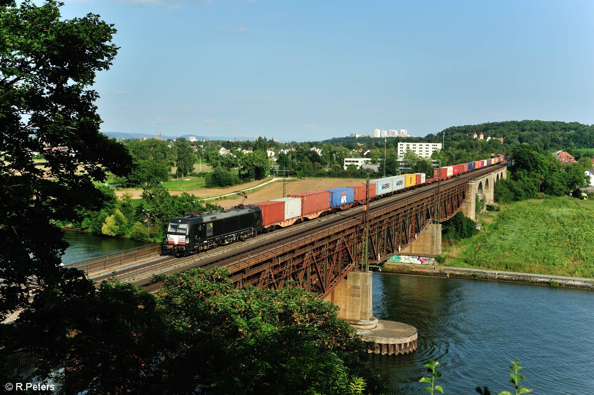 X4E 871 überquert die Donaubrücke bei Regensburg Mariaort mit einem Containerzug. 21.08.21