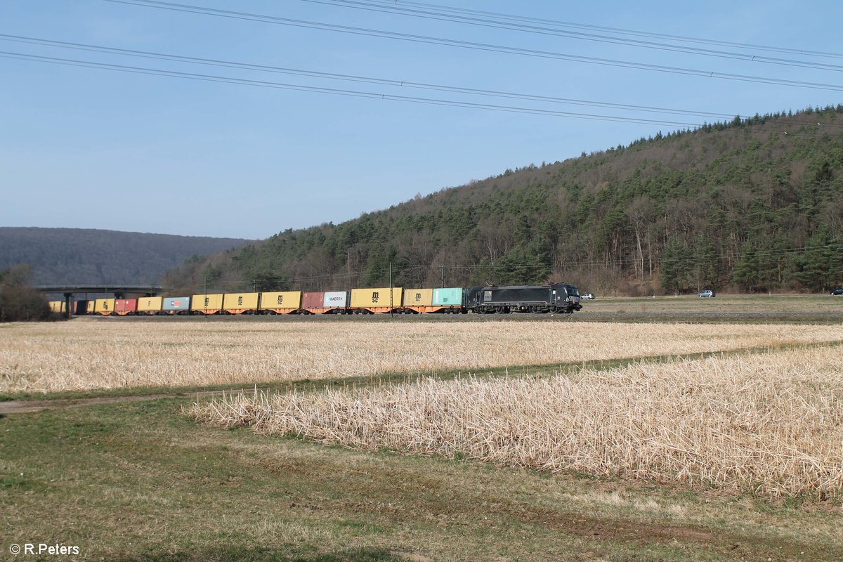 X4E 877 alias 193 877-8 zieht bei Harbach ein Containerzug im Auftrag der Wiener Lokalbahn (WLC) 16.03.17