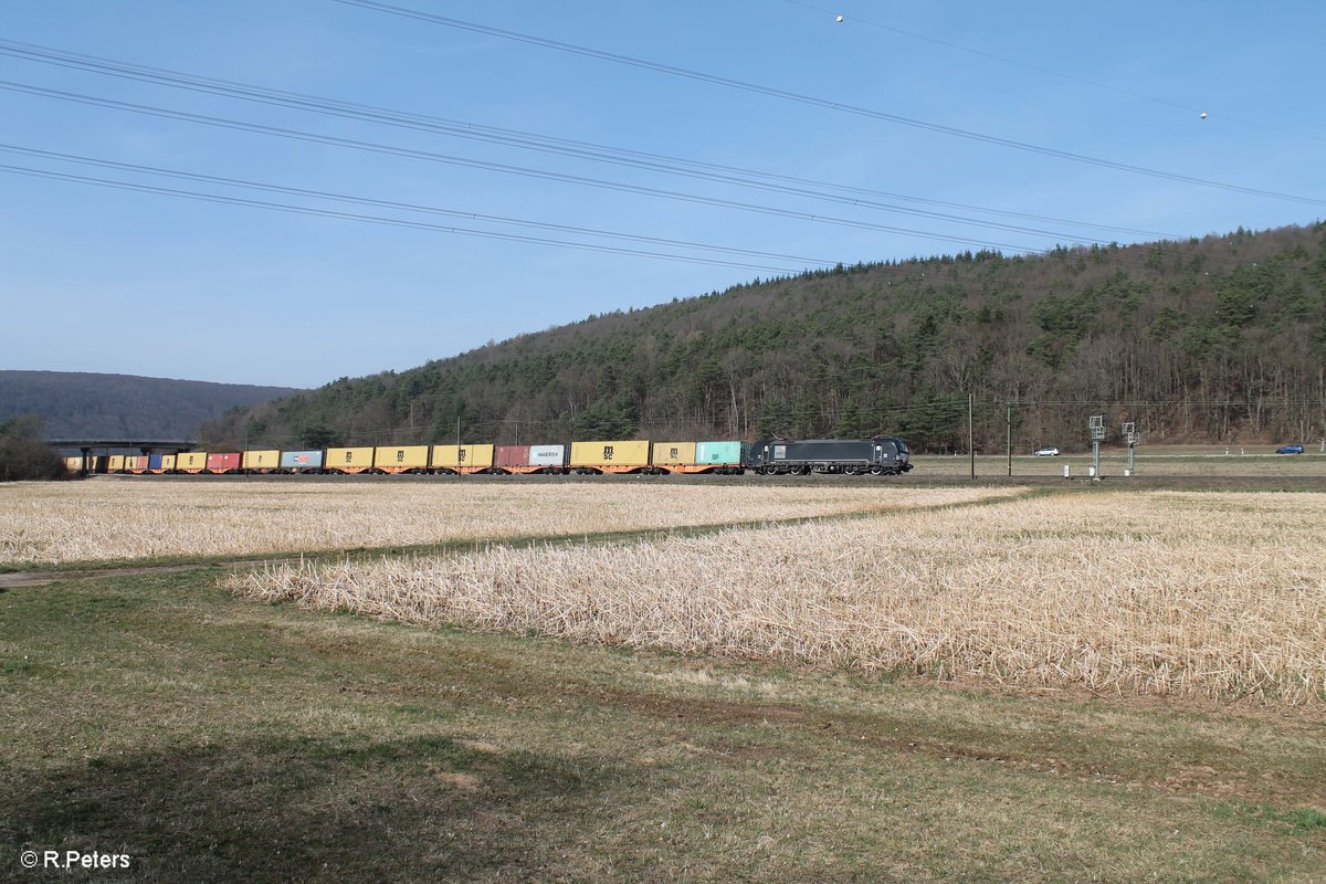 X4E 877 alias 193 877-8 zieht bei Harbach ein Containerzug im Auftrag der Wiener Lokalbahn (WLC) 16.03.17