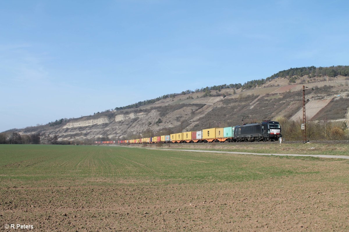 X4E 877 alias 193 877-8 zieht bei Thüngersheim den Containerzug im Auftrag von WLC. 16.03.17