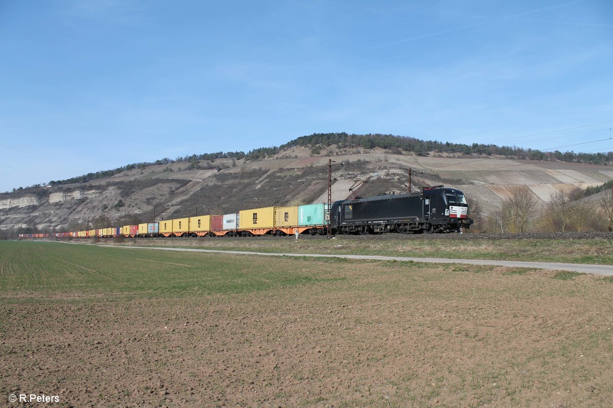 X4E 877 alias 193 877-8 zieht bei Thüngersheim den Containerzug im Auftrag von WLC. 16.03.17