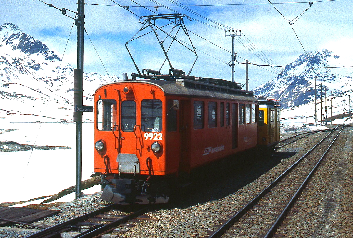 Xe 4/4 9922 im April 1996 in der Station Ospizio Bernina