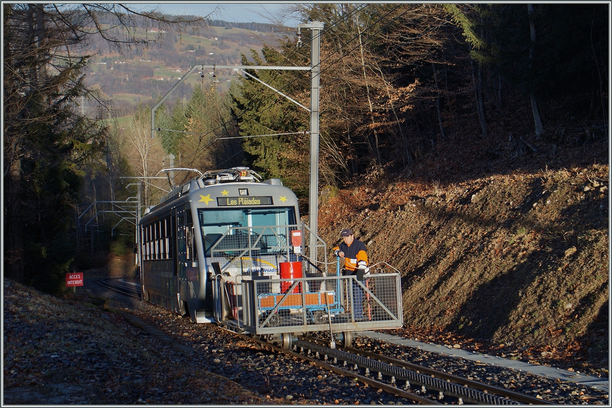 Zähneputzen auf der CEV: mit diesem Dienstzug werden die Zahnstangengleise geschmiert.
Bei Bois de Chexbres, den 23. DEz. 2015