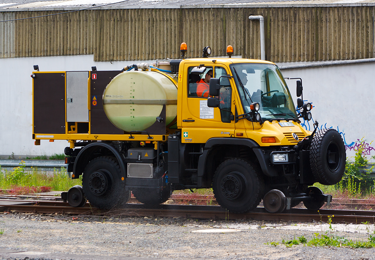 
Zagro Zweiwege Unimog U 400 (Kleinwagen Nr. 99 80 9907 026-5) mit Aufbau-Spritze JJ-D 1101 der Firma Johannes Janßen GmbH & Co. KG (Kalkar-Niedermörmter) bei der Unkrautbekämpfung am 04.06.2014 im Bereich vom Bahnhof Betzdorf/Sieg. 

Technische Daten: 
EBA Nummer: EBA 04E01A 006 
Fahrzeug Hersteller/Typ: Mercedes-Benz Unimog U 400 Zweiwegeeinrichtung 
Hersteller: ZAGRO Bahn- und Baumaschinen GmbH 
Baujahr: 2014 
Eigengewicht: 8,6 t 
Nutzlast: 3,39 t 
Spurweite Schiene: 1.435 mm (Normalspur) 
Spurweite Straße: 1.435 mm (durch Spezialbereifung) 
Bremse: KfZ-Bremse 
Zur Mitfahrt zugel. Personenanzahl: 1 
Höchstgeschwindigkeit Straße: 80 km/h 
Höchstgeschwindigkeit Schiene: 25 km/h