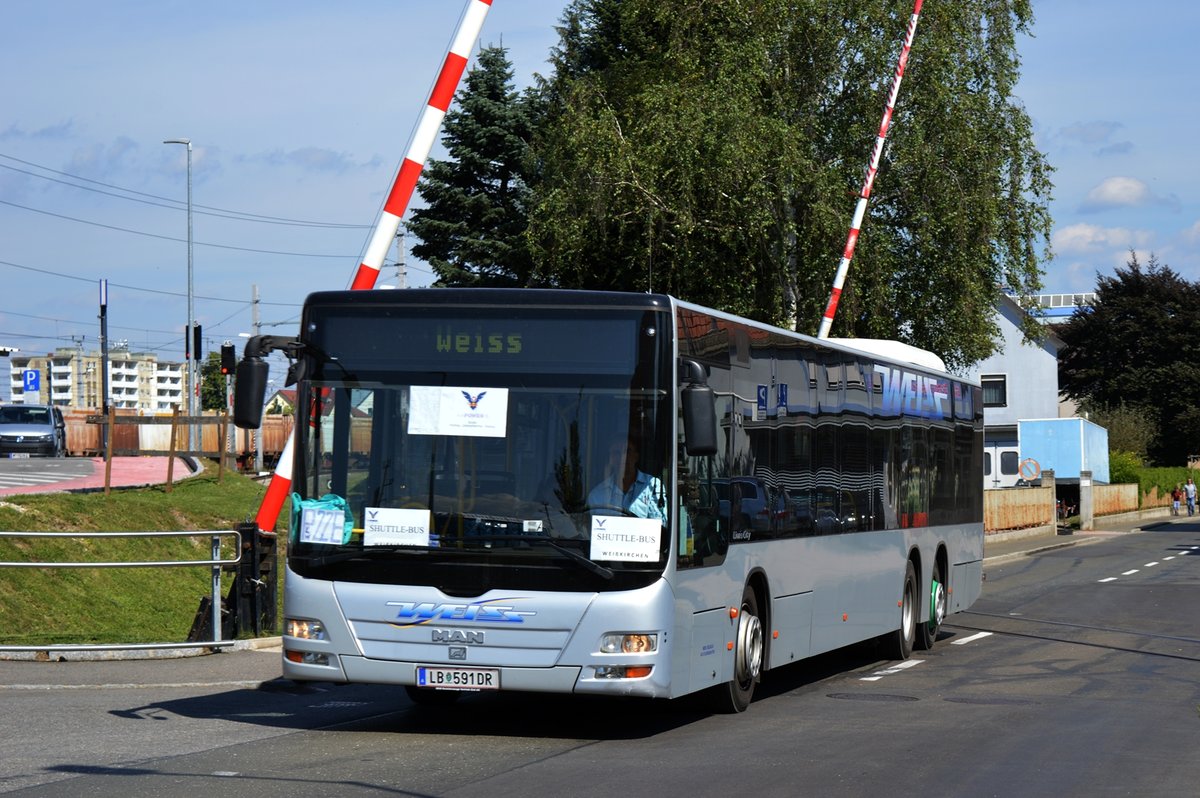 Zeltweg, Weiss MAN Lion´s City L (ex Dr.Richard) als Airpower Shuttle beim Bahnhof Zeltweg. 03.09.2016