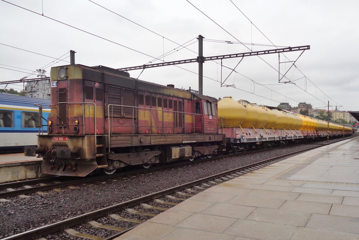 Zementzug mit 742 405 hält am 17 September 2017 in Praha hl.n.