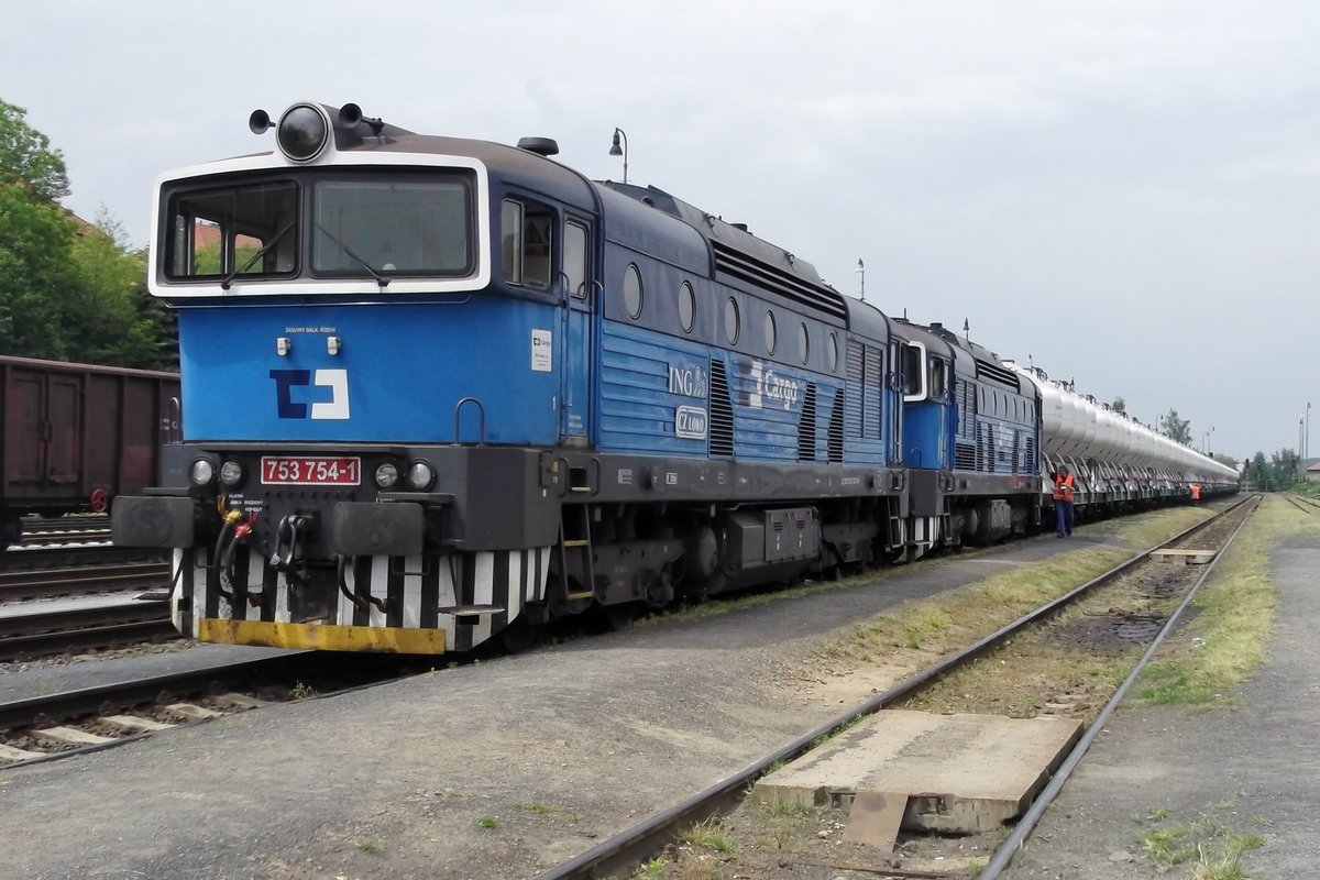 Zementzug mit 753 754 steht am 25 Mai 2015 in Rakovnik. 