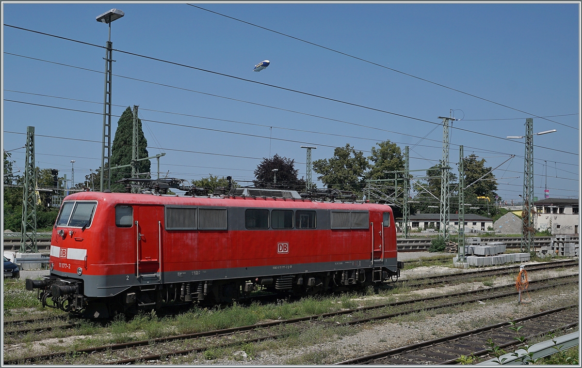 Zeppeline am Himmel von Lindau sind ja alltäglich, aber eine DB 111 auf den Abstellgleisen des Bahnhofs Lindau Insel war mich dann doch ein Bild wert. Leider nur abgebügelt wartet die DB 9180 6 111 177-2 D-DB auf ihren nächsten Einsatz. 

14. August 2021