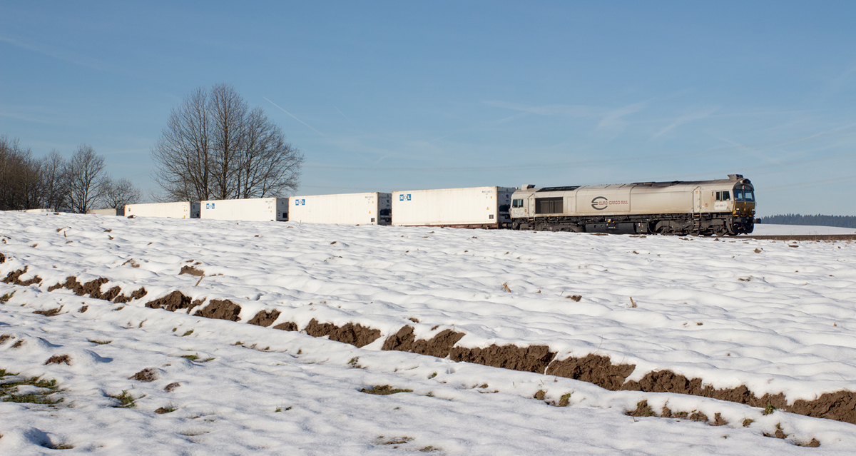  Zieh den Karren aus´m Dreck! . So mutete die Perspektive am 06.01.15 an, als 247 055-7 einen Containerzug in Richtung Mühldorf aus Thann-Matzbach heraus beschleunigte.