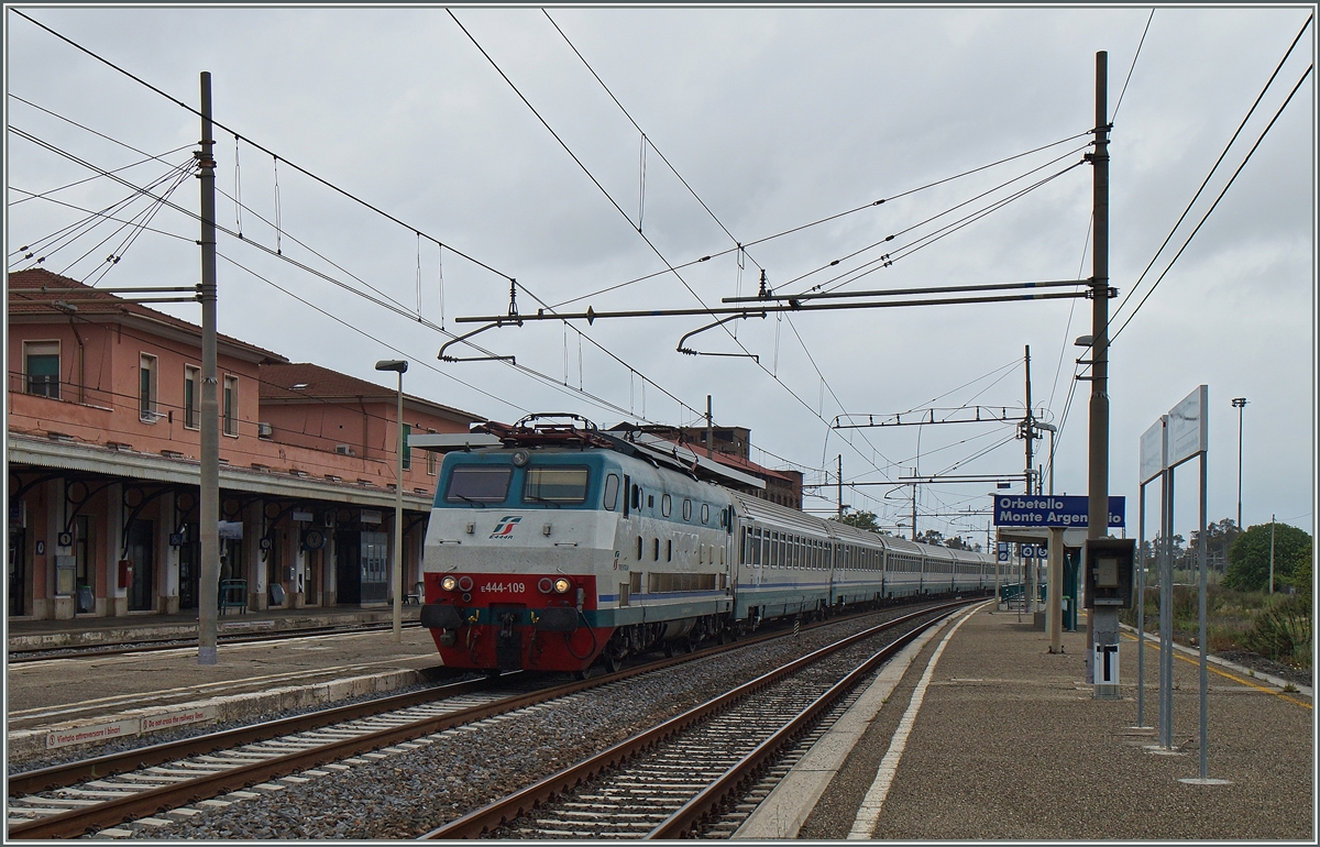 Ziemlich schnell fährt die E 444-109 mit dem IC 506 von Ventimiglia nach Roma Termini durch den Bahnhof Orbetello Monte Argentario; von hier aus fährt ein Bus nach Santo Stefano von wo wiederum eine Fähre nach Giglio verkehrt... 27. April 2015