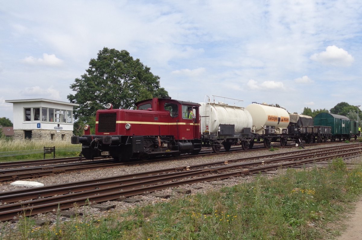 ZLSM 332-6 zieht ein Fotoguterzug durch Simpelveld am 8 Juli 2017.