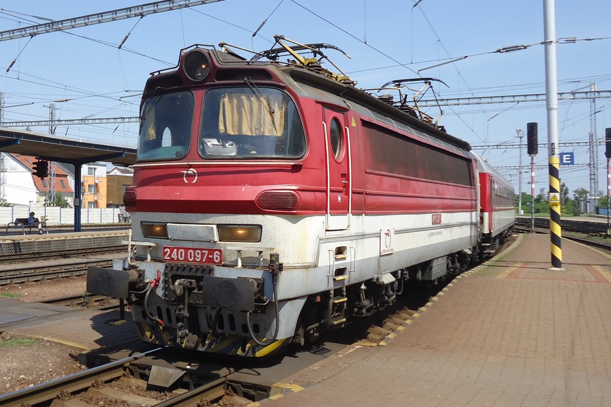 ZSSK 240 097 treft am 31 Mai 2015 in Bratislava hl.st. ein.