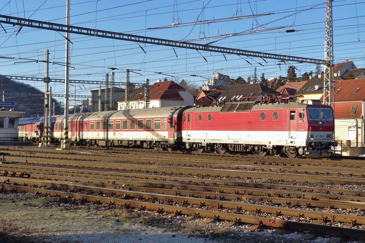 ZSSK 361 106 verlsst Bratislava hl.st. (Hlavna Stanica) am 31 Dezember 2016.