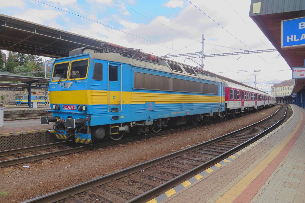 ZSSK 362 020 treft am 27 Augustus 2022 mit Retro-Farben und ein Osobni in Bratislava hl.st. ein.