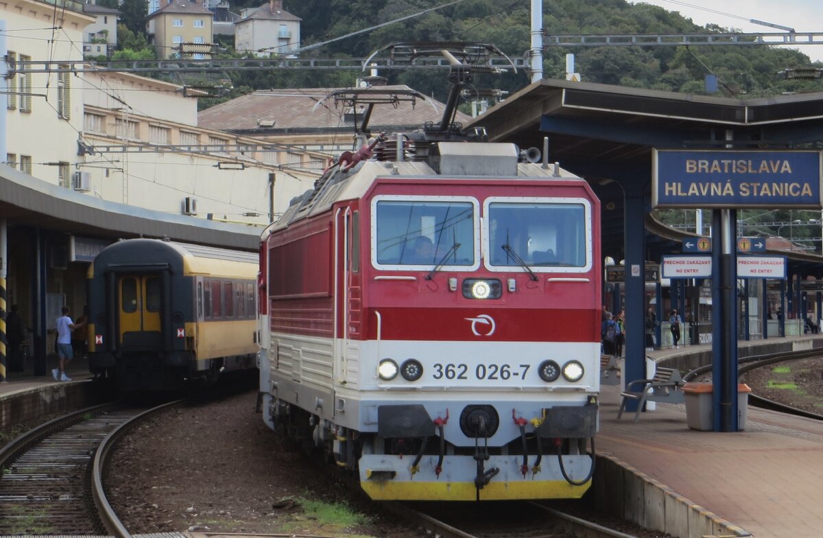 ZSSK 362 026 steht abfahrtbereit in Bratislava hl.st. am 26 August 2021.