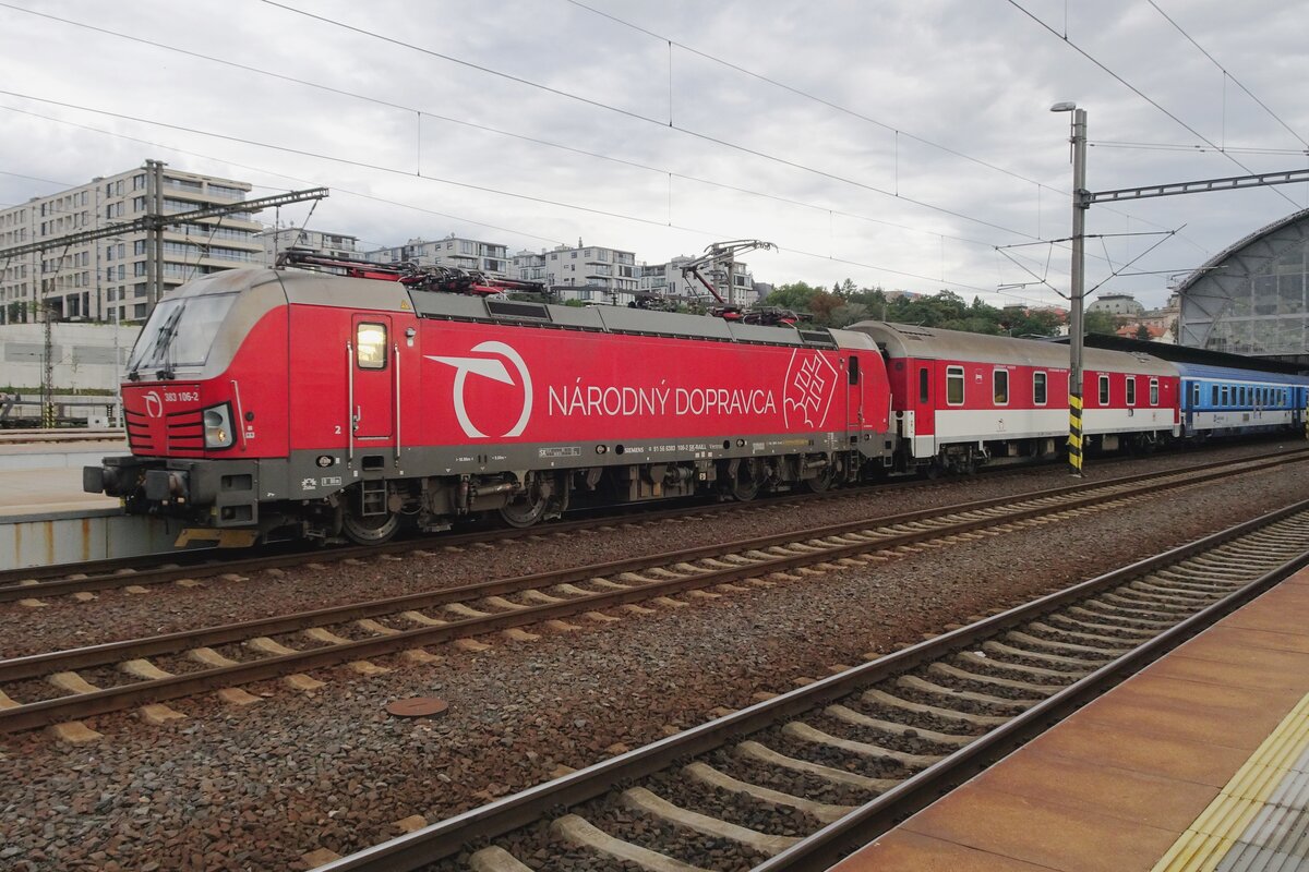 ZSSK 383 106 steht mit EC 283 am 11 September 2022 in Praha hl.n.