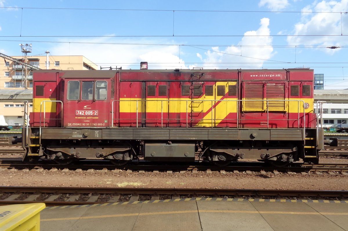 ZSSK 742 005 steht am 8 Mai 2018 in Bratislava-Petrzalka.